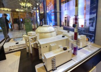 REPLIKA loji kuasa nuklear Bushehr milik Iran di sebuah pameran sempena Persidangan Antarabangsa mengenai Sains dan Teknologi Nuklear di Isfahan.-AFP