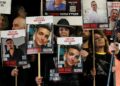 PENUNJUK perasaan memegang poster Edan Alexander dalam demonstrasi di Tel Aviv. – AFP