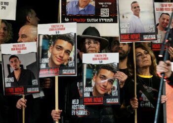PENUNJUK perasaan memegang poster Edan Alexander dalam demonstrasi di Tel Aviv. – AFP