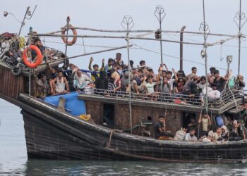 KUMPULAN pelarian Rohingya yang terkandas di perairan berhampiran wilayah Aceh, Indonesia.- AFP