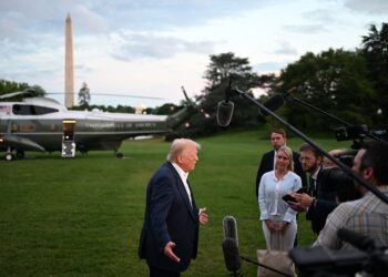 DONALD Trump ketika menjawab soalan daripada media di South Lawn di Rumah Putih, Washington, Amerika Syarikat. – AFP