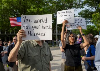 PENUNJUK perasaan memegang plakad semasa perhimpunan Harvard Students for Freedom, sebagai sokongan kepada pelajar antarabangsa di kampus Universiti Harvard di Boston, Massachusetts, kelmarin.- AFP