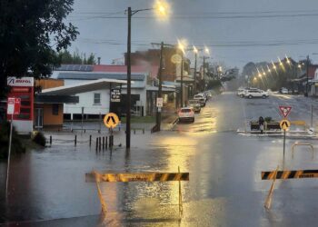 KEADAAN jalan raya ditenggelami banjir di bandar Wingham, selepas hujan lebat merentasi pantai tengah utara New South Wales, Australia, kelmarin. – AFP