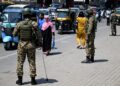 ANGGOTA tentera India berkawal di kawasan jalan yang sibuk di Srinagar, Kashmir. – AFP