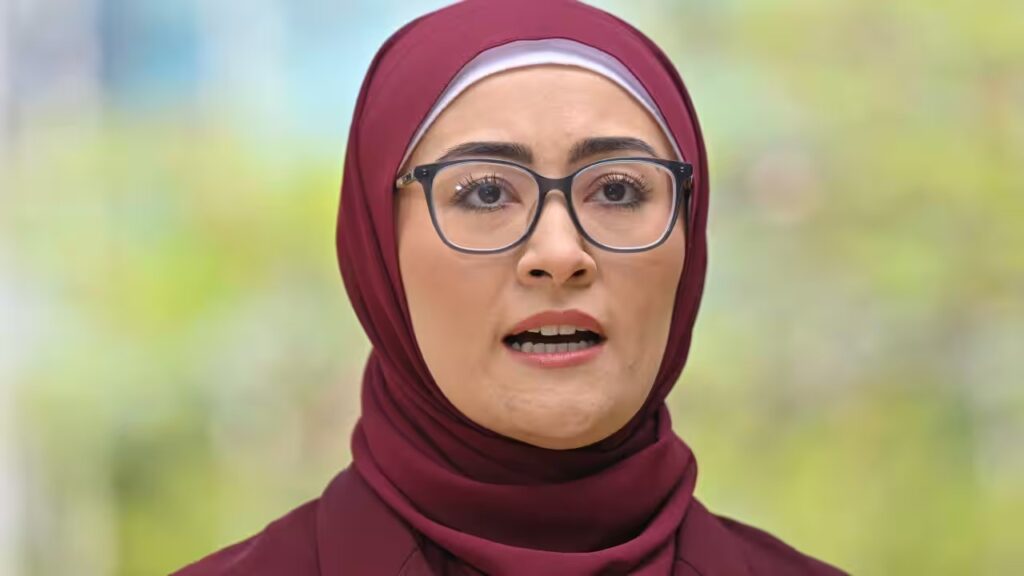 Senator berhijab diajak minum arak, menari atas meja