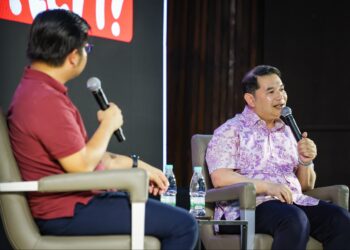 RAFIZI Ramli pada sesi audio siar Yang Bakar Menteri: Yang Berhenti Menteri? di Dewan Majlis Bandaraya Serdang Jaya, malam ini. -UTUSAN/IQBAL ROSLI