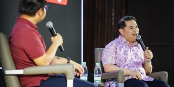 RAFIZI Ramli pada sesi audio siar Yang Bakar Menteri: Yang Berhenti Menteri? di Dewan Majlis Bandaraya Serdang Jaya, malam ini. -UTUSAN/IQBAL ROSLI