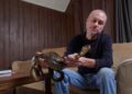 TIM Friede bersama seekor ular peliharaannya di kediamannya di Wisconsin, AS.-AGENSI