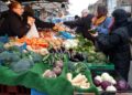 ORANG ramai beratur untuk membeli buah-buahan dan sayur-sayuran di Pasar Chapel, Islington, utara London.-AGENSI