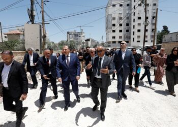 KUMPULAN diplomat daripada beberapa negara melakukan lawatan ke kem pelarian Jenin di Tebing Barat, Palestin. – AFP