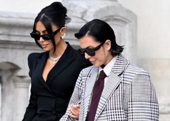 KIM Kardashian (kiri) bersama ibunya Kris Jenner ketika tiba di mahkamah di Paris, Perancis. 
– AFP