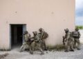 TENTERA Britain melakukan latihan bertempur dengan pasukan askar Perancis di Sissonne, Perancis pada 22 April lalu. – AFP