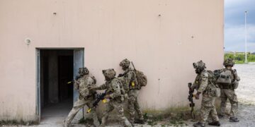 TENTERA Britain melakukan latihan bertempur dengan pasukan askar Perancis di Sissonne, Perancis pada 22 April lalu. – AFP