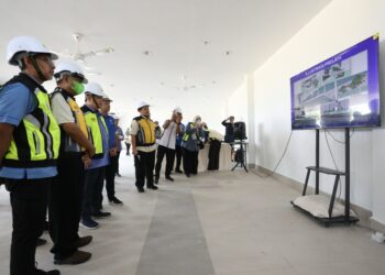 ALEXANDER Nanta Linggi (tiga dari kiri) mendengar penerangan perkembangan projek Dewan Besar Unimap, Pauh Putra, di Arau, Perlis hari ini.-UTUSAN