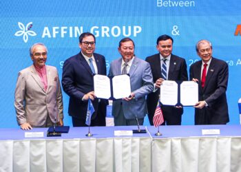 WAN Razly Abdullah Wan Ali (dua dari kiri) bersama Pengarah Urusan Kumpulan GCH Retail, Datuk Gary Yap dan Andrew Lim (kanan hujung) semasa pertukaran kerjasama pembiayaan strategik Kumpulan Affin dan Macrovalue di Kuala Lumpur, semalam. UTUSAN/SABRINA ZULKIFLI