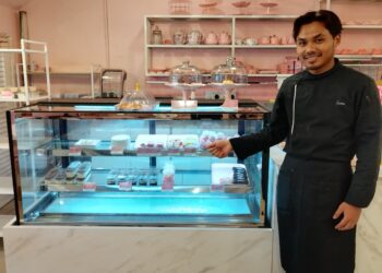 ISMA Arieff Ismail menunjukkan pastri yang dijual dekat kedainya di Shah Alam, Selangor. – UTUSAN / MOHAMAD NAUFAL MOHAMAD IDRIS