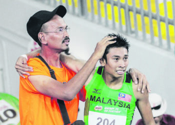 MOHD Poad Md Kassim (kiri) ketika membimbing Khairul Hafiz Jantan dalam kem kebangsaan.