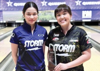 SIN Li Jane (kanan) meraih tempat kedua manakala Nur Hazirah Ramli mendapat tempat ketiga pada Jelajah Profesional Boling Wanita (PWBA) Kejohanan USBC Queens di Las Vegas, Amerika Syarikat (AS), semalam. - FOTO IHSAN PWBA