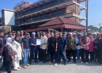 HAIRUL FAUZI Mokli menyerahkan memorandum bantahan projek RTB berkonsepkan ban tanah kepada Zaini Dollah di Pejabat JPS, Batu Pahat, Johor.