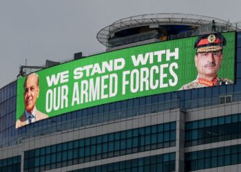 PAPARAN elektronik menunjukkan sokongan terhadap pasukan tentera Pakistan dipasang di bangunan hotel di Islamabad, Pakistan. - AFP