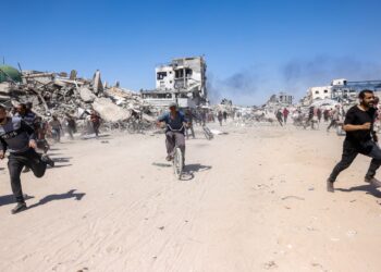 PENDUDUK Palestin lari menyelamatkan diri semasa serangan dron Israel di Jabalia, utara Semenanjung Gaza.-AFP