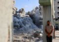 SEORANG lelaki Palestin berlindung di sebalik tiang konkrit ketika tentera Israel melancarkan serangan di Gaza City. – AFP