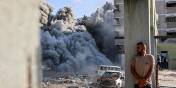 SEORANG lelaki Palestin berlindung di sebalik tiang konkrit ketika tentera Israel melancarkan serangan di Gaza City. – AFP