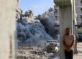 SEORANG lelaki Palestin berlindung di sebalik tiang konkrit ketika tentera Israel melancarkan serangan di Gaza City. – AFP