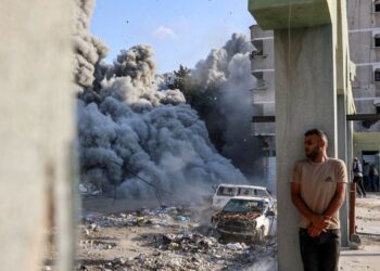 SEORANG lelaki Palestin berlindung di sebalik tiang konkrit ketika tentera Israel melancarkan serangan di Gaza City. – AFP
