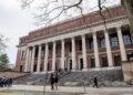 PELAJAR asing antara yang memberi sumbangan besar kepada kelangsungan Universiti Harvard di Amerika Syarikat. – AFP
