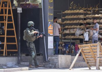 PENDUDUK Palestin di Tebing Barat sukar mendapat pekerjaan ekoran kawalan ketat tentera Israel sehingga ada di antara mereka ditahan tanpa sebab. – AFP