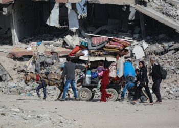 PENDUDUK Palestin memindahkan barangan mereka selepas tentera Israel meningkatkan serangan di Semenanjung Gaza. – AFP