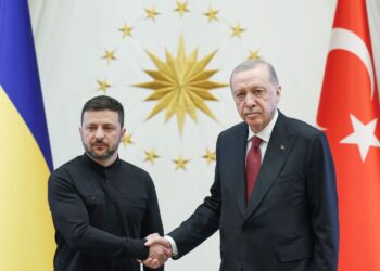PRESIDEN Ukraine, Volodymyr Zelensky (kiri) bertemu dengan rakan sejawatnya, Recep Tayyip Erdogan di Ankara, Turkiye, kelmarin. - AFP