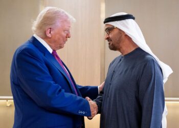 DONALD Trump berjabat tangan dengan Presiden Sheikh Mohamed bin Zayed al-Nahyan di Abu Dhabi, Emiriah Arab Bersatu kelmarin. – AFP