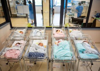 kadar kesuburan sebenar yang diperlukan bagi elak pengurangan populasi jangka panjang adalah 2.7 anak bagi setiap wanita. - AFP
