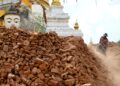 SEORANG lelaki membersihkan sisa runtuhan patung Buddha akibat gempa bumi yang melanda Myanmar pada April lalu. – AFP