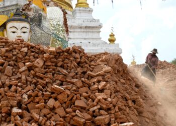 SEORANG lelaki membersihkan sisa runtuhan patung Buddha akibat gempa bumi yang melanda Myanmar pada April lalu. – AFP