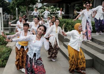 PENDUDUK Indonesia mempunyai nilai kehidupan sejahtera dalam pelbagai aspek. 
– AFP