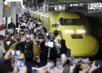 SEPANJANG musim cuti dari 25 April hingga 6 Mei lalu, jumlah penumpang bagi Shinkansen meningkat lima peratus berbanding tahun lalu. – AFP