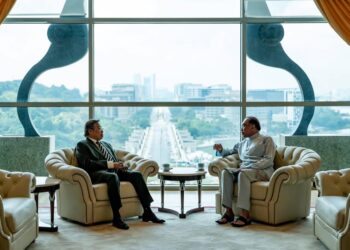 PERTEMUAN Anwar Ibrahim bersama Abang Johari baru-baru ini - FACEBOOK ANWAR IBRAHIM