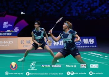 AKSI Chen Tang Jie–Toh Ee Wei ketika Wei tewas pasangan China, Feng Yan Zhe–Huang Dong Ping pada aksi suku akhir Piala Sudirman, semalam.-IHSAN BAM
