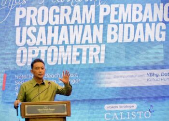 Datuk Zulfikri Osman di Majlis Perasmian Program Pembangunan Usahawan Optometri di sini, hari ini.