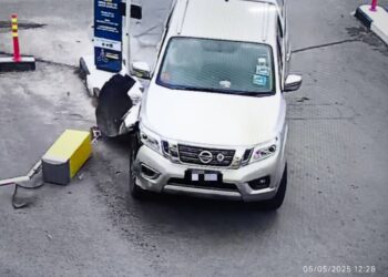 KENDERAAN dipandu suspek yang melanggar palang parkir pintar berjaya dirakam dari kamera CCTV yang berada di kawasan Jalan Seruling, Kangar, Perlis. -UTUSAN