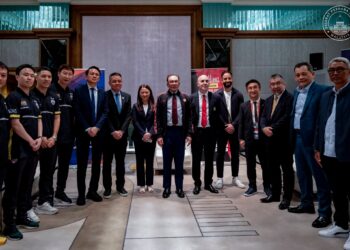 Anwar ketika bertemu Berrada dan Amorim sebelum aksi Manchester United berdepan ASEAN All-Star di SNBJ, esok.-IHSAN PMO.