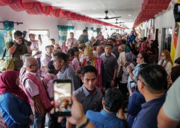 AHMAD Zahid Hamidi pada Program Pekebun Kecil Makmur Dan Sambutan Pra Gawai Peringkat RISDA Negeri Sarawak Tahun 2025, di Kampung Raeh Baru, Serian semalam.–  IHSAN FACEBOOK AHMAD ZAHID HAMIDI