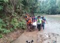 PASUKAN penyelamat membawa naik mayat mangsa yang lemas di Lata Changkah di Bandar Permaisuri, Setiu, Terengganu. - UTUSAN / WAN ZURATIKAH IFFAH WAN ZULKIFLI
