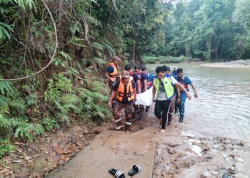 PASUKAN penyelamat membawa naik mayat mangsa yang lemas di Lata Changkah di Bandar Permaisuri, Setiu, Terengganu. - UTUSAN / WAN ZURATIKAH IFFAH WAN ZULKIFLI