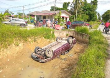 KEADAAN kereta mangsa yang terbabas sebelum terbalik di dalam kawasan tali air kering di Kampung Derdap dekat Limbat, Kota Bharu, Kelantan. - IHSAN BOMBA