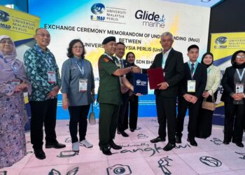 TUANKU Syed Faizuddin Putra Jamalullail (lima dari kiri) berkenan menyaksikan Majlis Menandatangani MoU antara Unimap dan Glide Marine Sdn. Bhd. bersempena LIMA’25 di Pavilion KPT, Mahsuri International Exhibition Centre (MIEC), Langkawi, hari ini. -UTUSAN/ASYRAF MUHAMMAD
