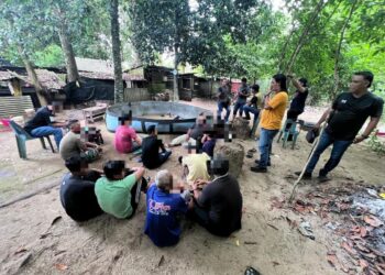 SEBAHAGIAN daripada suspek yang ditahan dalam serbuan Op Dadu di Kampung Atas Tol, di Kuala Terengganu.